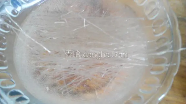 粉条用剪刀剪断，用凉水泡一会