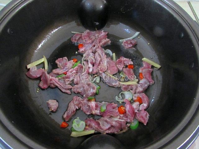 炒牛肉
牛肉放入锅中，翻炒至变色，由红变浅，加入料酒翻炒去腥