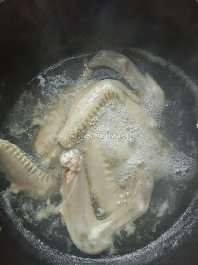 鸭翅洗净倒适量料酒焯水