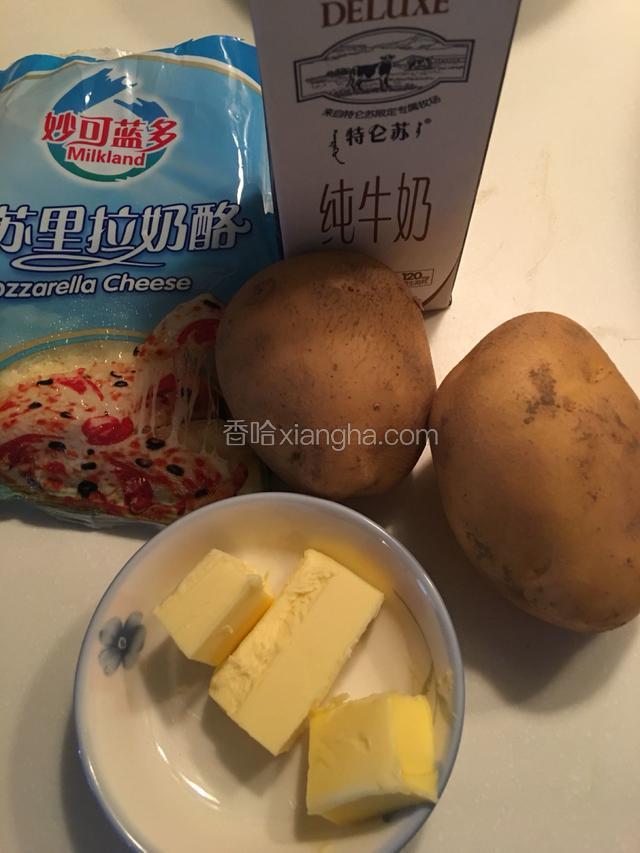 准备好所需要的食材，芝士提前拿出来解冻。