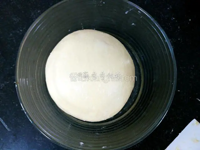 滚圆放容器里盖保鲜膜放温暖处进行一发。温度为26-28度。