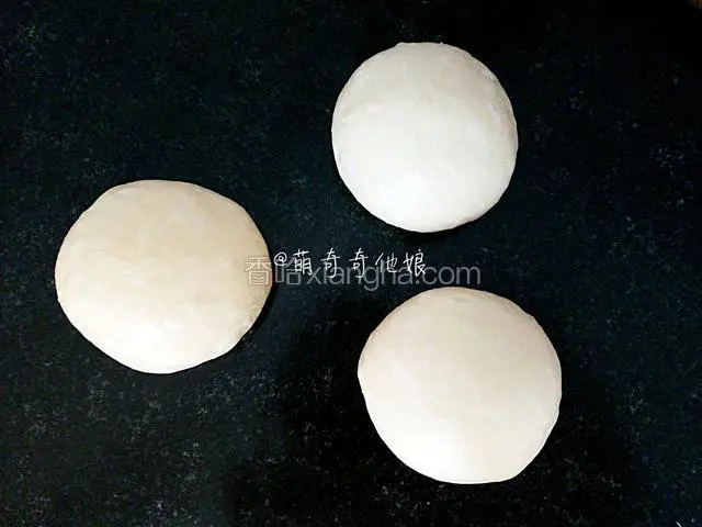 滚圆，盖保鲜膜松弛20分钟。
