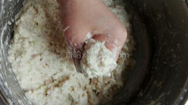 首先告诉大家制作萝卜球的方法，用手抓一部分，然后用虎口挤出球形。