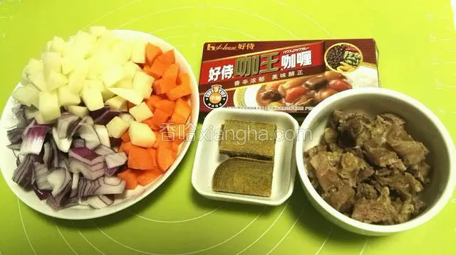 准备材料：把牛腩用高压锅压熟，不用加任何佐料，切块；胡萝卜、洋葱、切块；土豆去皮切块