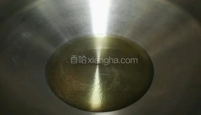 热锅放油，油烧至7成热