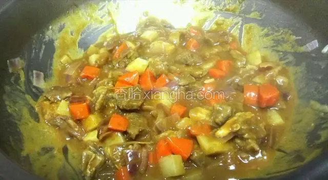 再开微小火煮5分钟，如果太干了就加点水，太稀了就多煮一会儿关火。
