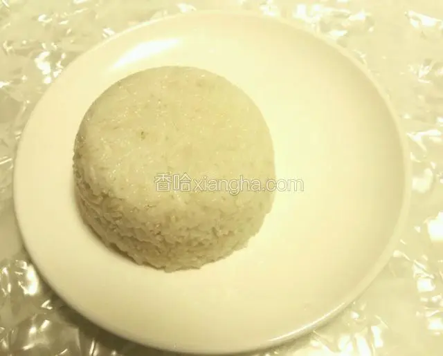 用盛饭的碗盛一碗饭压实，再倒扣在盘子里