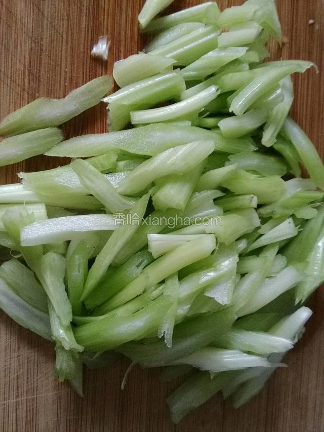 芹菜斜切菱形片；