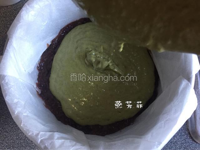 再倒入抹茶糊糊，轻轻晃几下就好了。