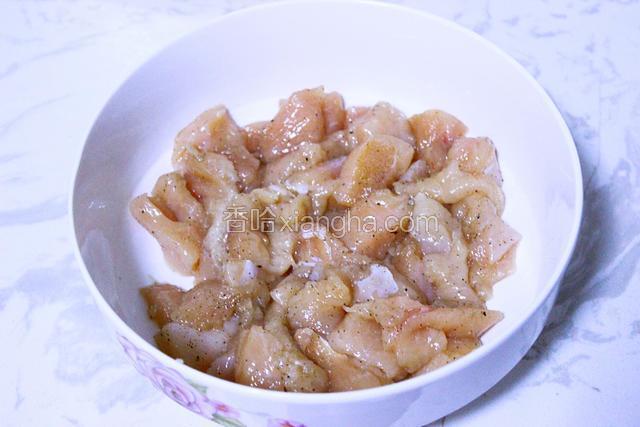 放入适量盐、白胡椒面、黑胡椒碎腌制十分钟