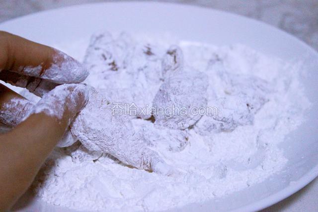 腌制好的鸡肉条先裹一层淀粉