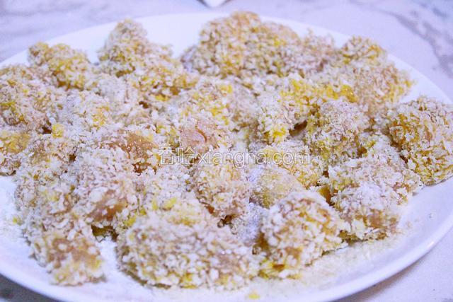 将鸡肉条都准备好后准备炸制