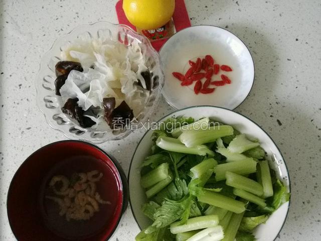 首先请准备好“寻莲问柳”之全部食材；