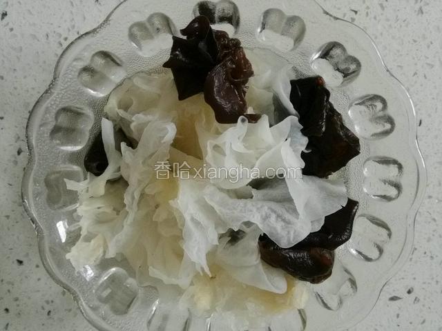 黑白木耳用温水泡发20分钟，祛除根部，清水洗净，焯水备用；