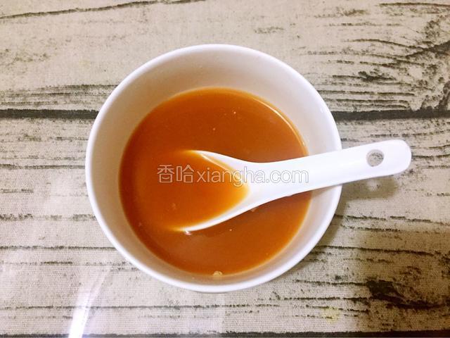 取一个碗：加入番茄酱、生抽、白醋、白糖、盐、鸡精、淀粉和适量的清水调成酱汁备用