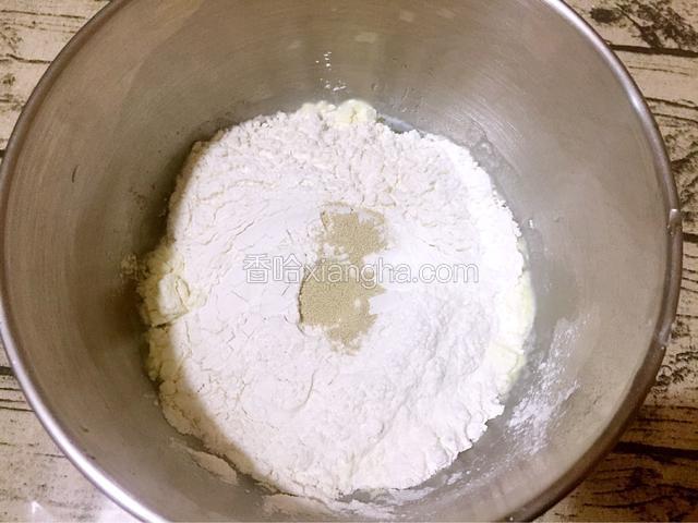除黄油外所有的材料放进和面桶，糖和盐对角放，酵母放最上面