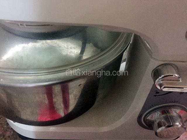 先用一档慢速和面一分钟再转三档快速和面，直到机器自动停止。（共15分钟）