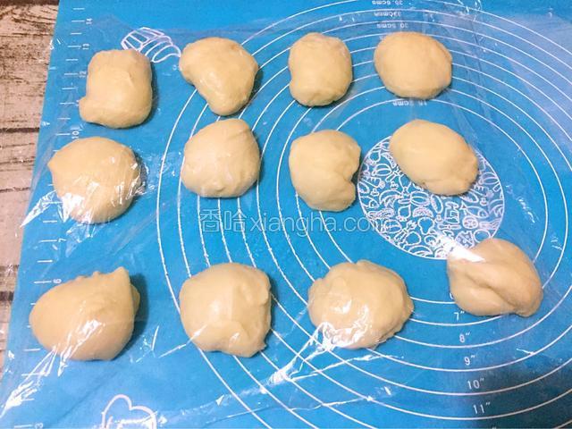 取出面团分成相同大小的小面团，醒发20分钟