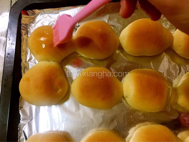 出炉后趁热在表面刷一遍玉米油