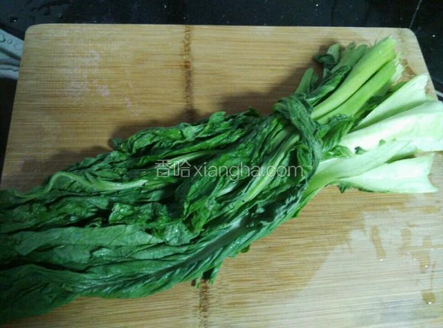 把芥菜洗净后放太阳下晒2小时，晒焉了即可。