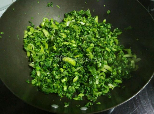 倒入芥菜翻炒，炒到芥菜温热即可。