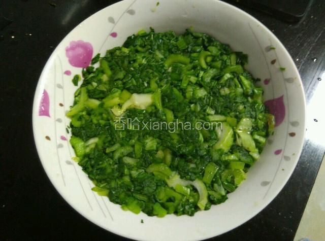 把芥菜盛到大碗中（最好用陶瓷碗，金属的不宜），用手压实。