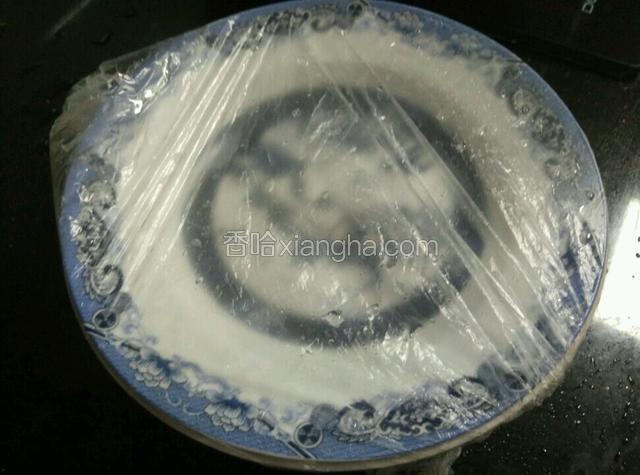 盖上一个和碗口差不多大的碟子，一定要盖过碗口，再用保鲜袋套住。放在一边就可以了。