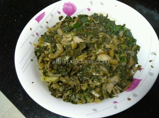 这是放了三天后的酸菜，微酸，有点芥末的冲鼻味，现在就可以炒着吃了，我们叫冲鼻菜。没吃完的盖好，保鲜袋套回去，如天热可放入冰箱，过半个月再吃，因为腌酸菜第四至九天是亚硝酸盐含量最高的阶段，九天后慢慢回落，所以腌菜头三天没吃完的最好半个月后再吃比较安全。