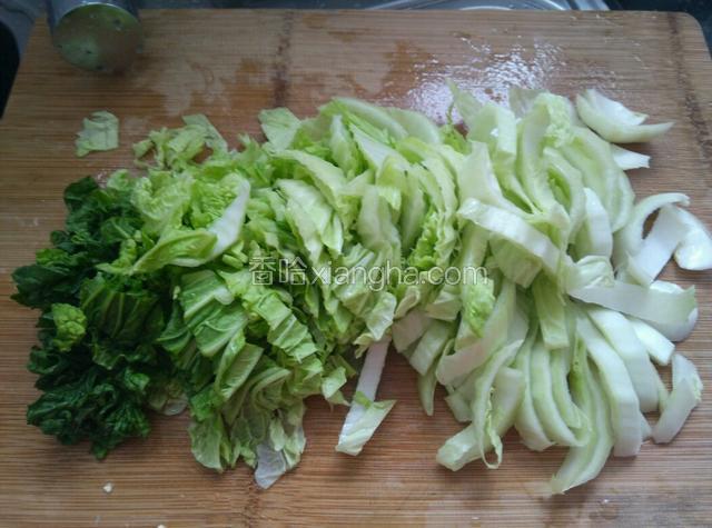 把白菜洗净切碎。