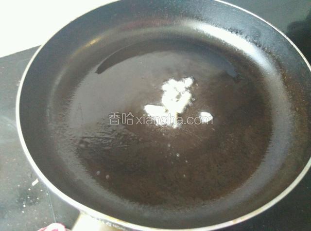 油锅烧热，下蒜爆香。