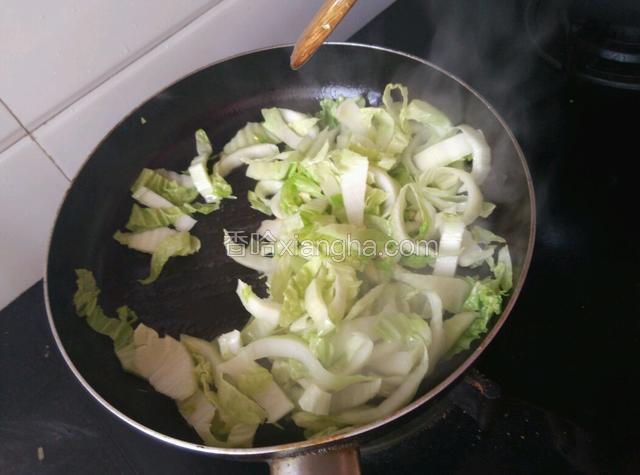 先倒入白菜梗翻炒半分钟。