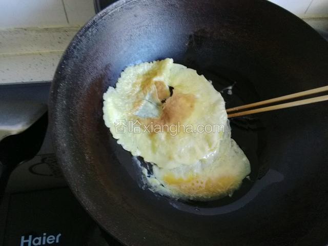 鸡蛋打散热油炒制，盛出备用；