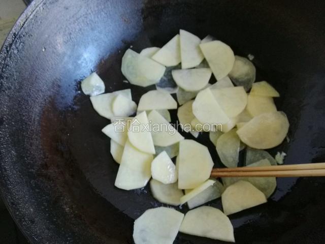 土豆片中火热油煎炸五分钟；