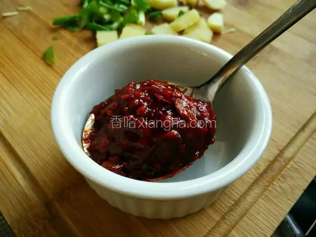 再准备一小勺郫县豆瓣酱。