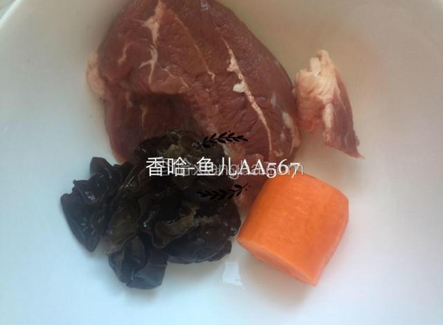 准备馅料食材，牛肉、胡萝卜洗净，木耳提前泡发好。