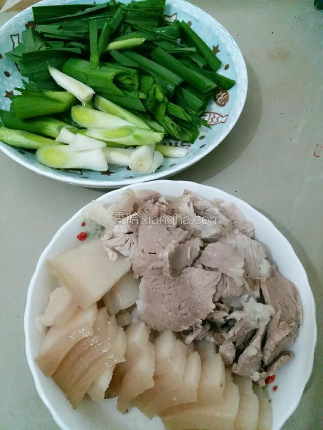 肉切片，蒜苗切段备用