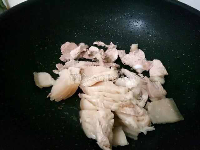 锅里不用油，直接将肉倒入锅内熬至出油，肉肉就不腻人了