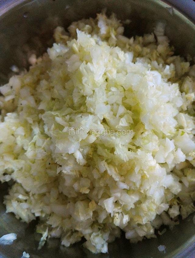 白菜剁碎撒少许盐把水份挤出备用