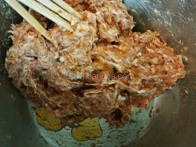 搅好后倒入香油