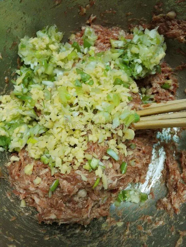 把葱姜末倒入肉馅拌匀