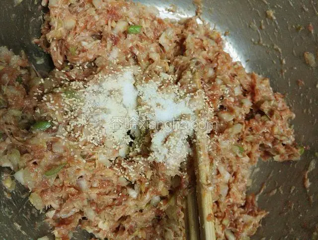 拌匀后加入盐，鸡精调味即可