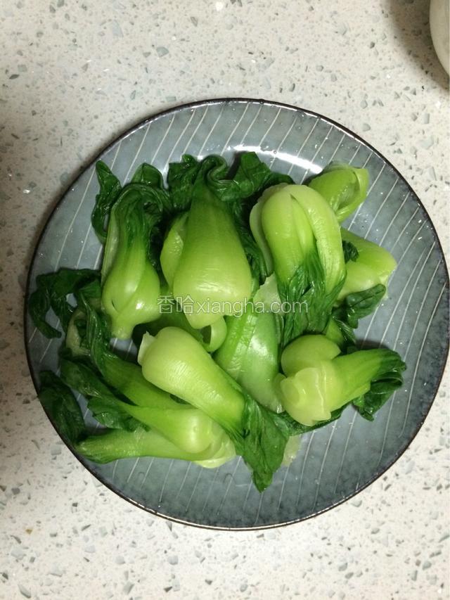 油菜洗净焯一分钟捞出沥干水份备用