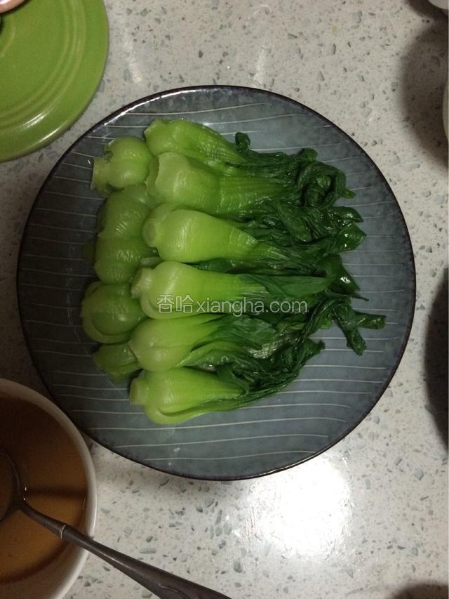 取干净盘子，将油菜摆好