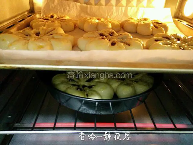 放入烤箱中上层，上下管180℃烤15分钟左右（烤箱时间和温度仅供参考）