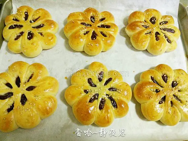 烤至面包表面金黄即可
