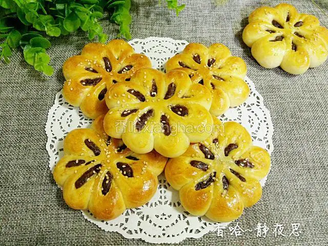 一共做了9个花朵，还有3个因为披萨盘忘记铺吸油纸，所以沾了底，不好看也就不出来亮相了