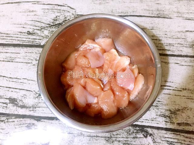 放入碗中加入盐和料酒腌制半小时