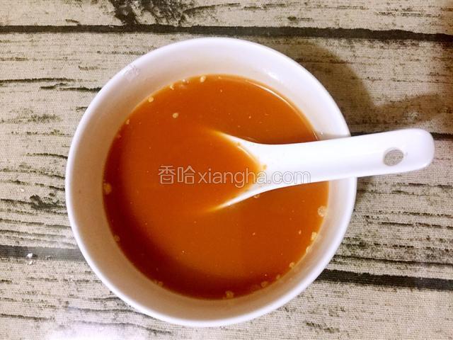 取一个碗：加入番茄酱、生抽、白醋、白糖、盐、鸡精、淀粉和清水调成酱汁备用