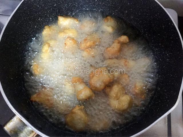 等锅中再次烧热时放入复炸一次，炸至金黄色