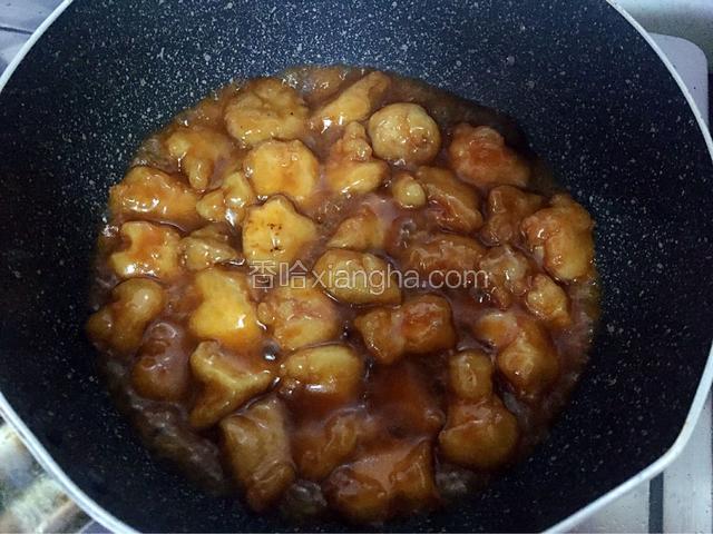 快速翻炒，使每块鸡肉都均匀沾上酱汁